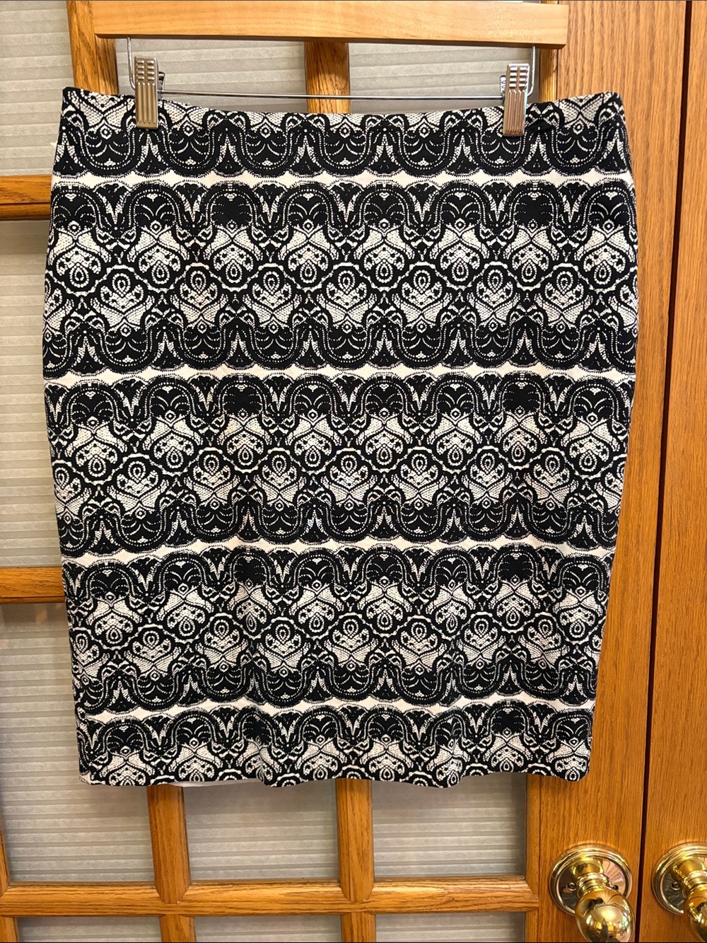 EUC Liz Claiborne Black and White Jacquard Pencil Skirt